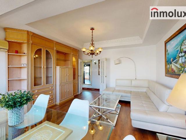 Piso en venta en Alicante, Ensanche Diputación. Amplia vivienda con tres dormitorios y terrazas en Poeta Vila y Blanco. Pisos.