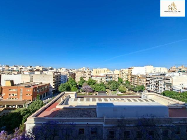 Piso en venta en Alicante, Ensanche Diputación. Amplio piso de 3 dormitorios en el centro de Alicante con plaza de garaje y mucha luz, cerca de la playa. Pisos.