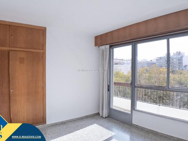 Piso en venta en Alicante, Ensanche Diputación. Apartamento con terraza, en la provincia de Alicante, en la ciudad de Alicante. 3 habitaciones 120 m² A 300 metros del mar. Pisos.