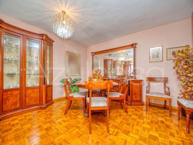 Piso en venta en Alicante, Ensanche Diputación. Estupendo piso en venta de 4 dormitorios y 2 baños con plaza de garaje incluida en el Centro de Alicante. Pisos.