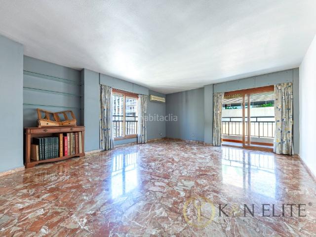 Piso en venta en Alicante, Ensanche Diputación. Exclusiva Vivienda con Gran Potencial en Plena Avenida Maisonnave Alicante. Pisos.