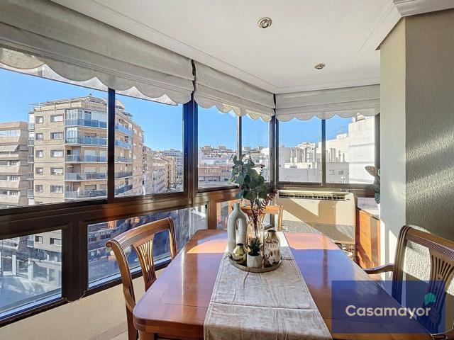 Piso en venta en Alicante, Ensanche Diputación. Vivienda luminosa en avda. Maisonnave a escasos metros del Corte Inglés. Pisos.