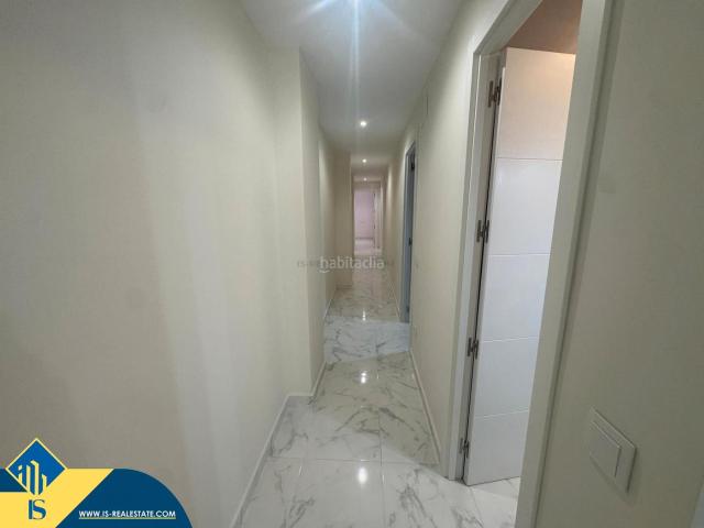 Piso en venta en Torrevieja, Centro Muelle Pesquero. Apartamento con terraza, en la provincia de Alicante, en la ciudad de Torrevieja, en el barrio de Playa del Acequión. 3 habitacion. Pisos.