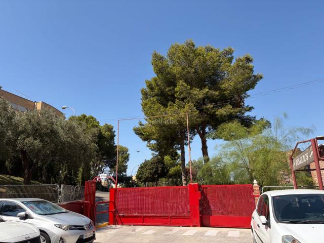 Piso en venta en Alicante, Juan XXIII. Amplia vivienda con terraza, garaje y piscina comunitaria en Alicante. Pisos.
