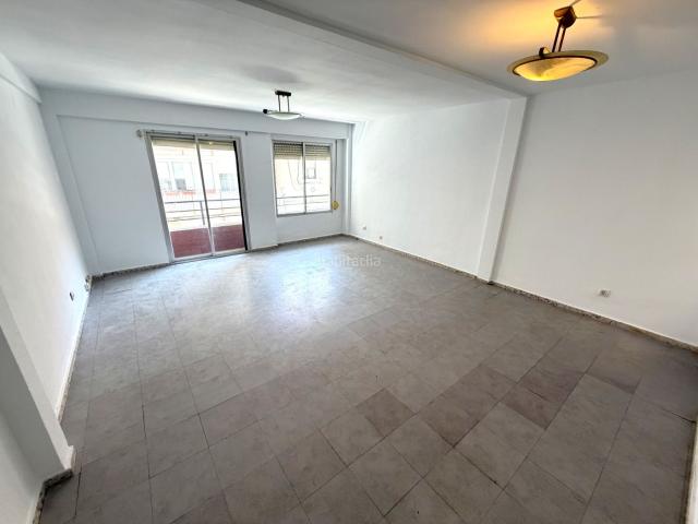 Piso en venta en Alicante, Los Ángeles. Vivienda de tres dormitorios y dos patios en el barrio de Los Ángeles. Pisos.