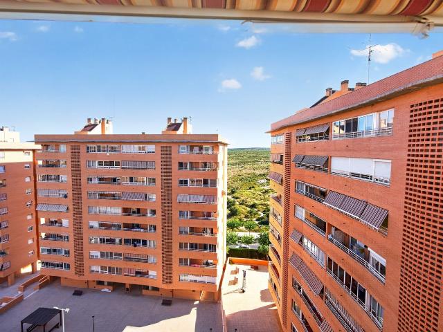 Piso en venta en Alicante, Palmeral. Vivienda en Planta Alta con Terraza, Garaje y Piscina en San Gabriel. Pisos.