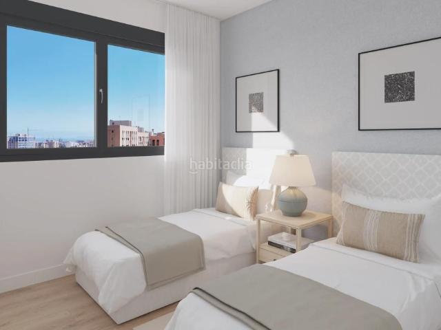Piso en venta en Alicante, Paus Polígono San Blas. Apartamento de 4 dormitorios y 2 baños con piscina y jardín en Alicante. Pisos.