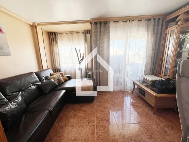 Piso en venta en Alicante, San Agustín. Piso luminoso con 2 habitaciones antes 3, baño y balcón. Pisos.