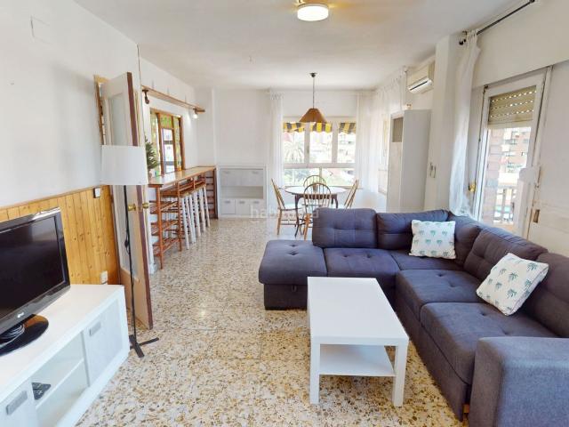 Piso en venta en Alicante, San Blas. ¡Luminoso piso exterior en esquina, listo para entrar a vivir!. Pisos.