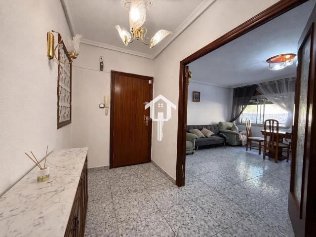 Piso en venta en Alicante, San Blas. PISO EN VENTA EN ALICANTE, ENTREPLANTA CON 90m2, 3 HABITACIONES, UN BAÑO Y UN ASEO, ZONA DE SAN BLAS. Pisos.