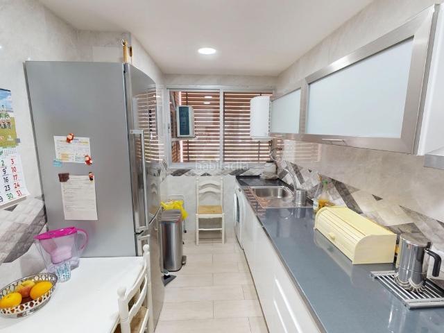 Piso en venta en Alicante, San Blas. Vivienda de 3 habitaciones a en urbanización con piscina y garaje incluido. Pisos.