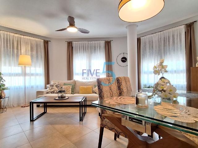 Piso en venta en Almoradí. Maravilloso piso de diseño en el centro de Almoradí. Dispone de 3 habitaciones exteriores, 2 baños completos uno en suite, cocina. Pisos.