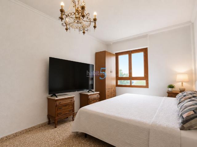 Piso en venta en Almoradí. Amplio piso de 4 dormitorios y 2 baños en Almoradí, con balcón orientado al mediodía, trastero privado, vistas despejadas y excele. Pisos.