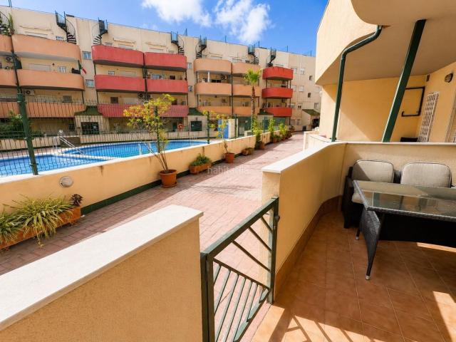 Piso en venta en Almoradí. Bajo con terraza frente a la piscina en residencial con zonas verdes en Almoradí. Pisos.