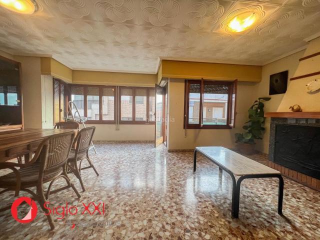 Piso en venta en Almazora Almassora, Centro. Descubre este piso de 161m, una joya en el corazón de la comodidad y el espacio! Con un amplio salón, una cocina, cuatro habitaci. Pisos Almazora.