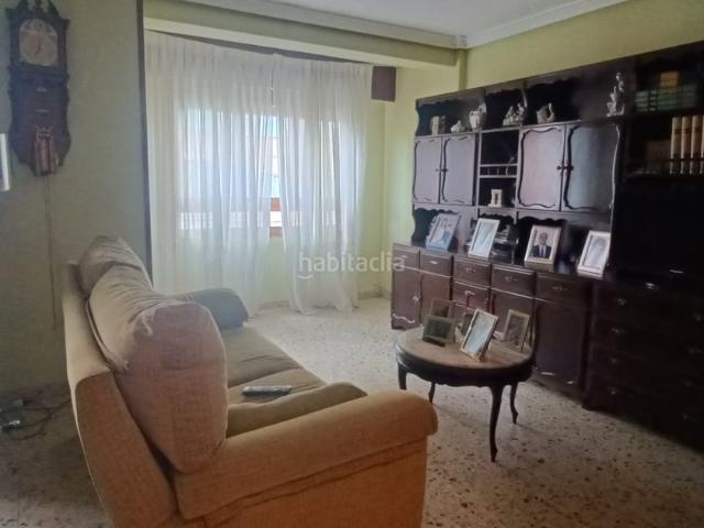 Piso en venta en Almansa. Piso muy céntrico con cuatro habitaciones y balcón. Pisos.