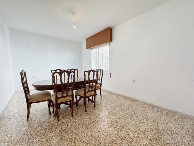 Piso en venta en Almería, Esperanza Quemadero. Oportunidad con gran potencial cerca del centro Vivienda con patio, terraza. Pisos.