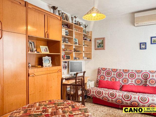 Piso en venta en Almería, Esperanza Quemadero. Piso en la Plaza del Quemadero con Ascensor, Almería. Pisos.