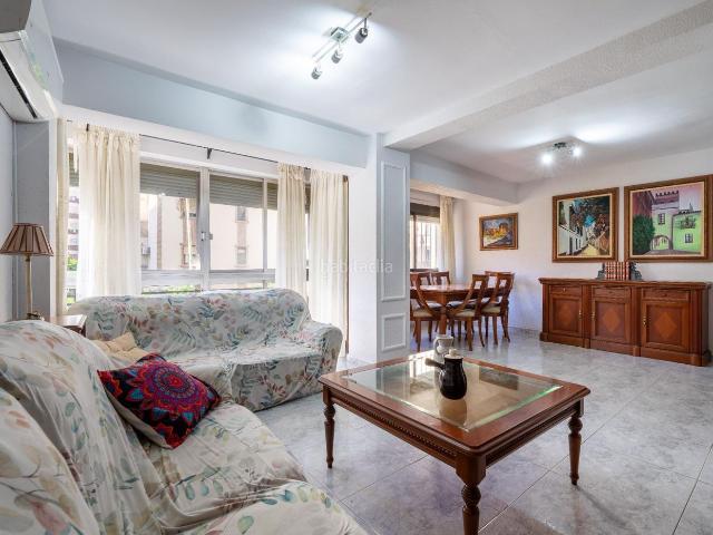 Piso en venta en Almería, Oliveros Altamira. Venta de vivienda amplia junto al parque de Oliveros. Pisos.