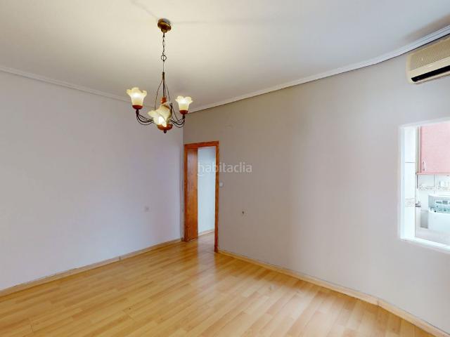 Piso en venta en Almería, Los Ángeles Cruz de Caravaca. Amplio piso reformado de 3 dormitorios en Almería, listo para entrar a vivir. Pisos.