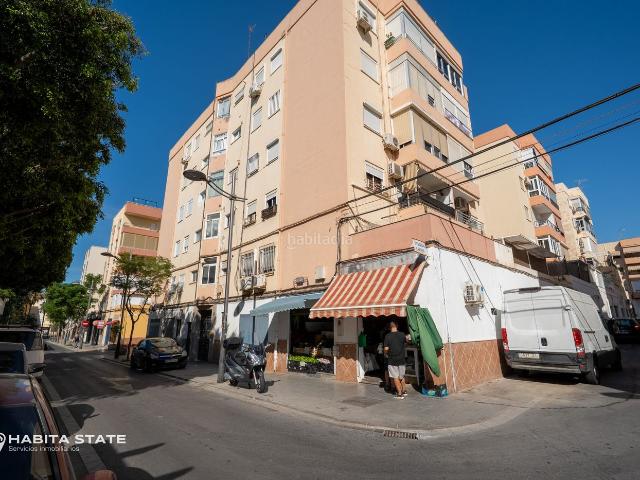 Piso en venta en Almería, Los Ángeles Cruz de Caravaca. ¡Oportunidad de Oro! Piso Luminoso en Esquina junto al Mercado de Los Ángeles. Pisos.