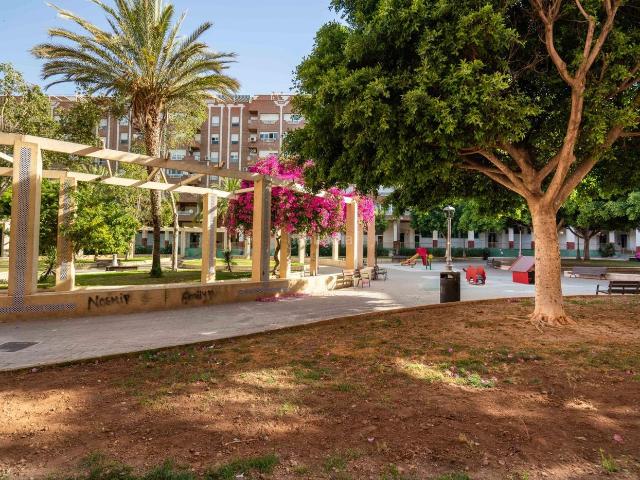 Piso en venta en Almería, Nueva Andalucía. Amplio piso de 4 dormitorios con garaje y trastero junto a Carrefour y el IES Bahía de Almería. Pisos.