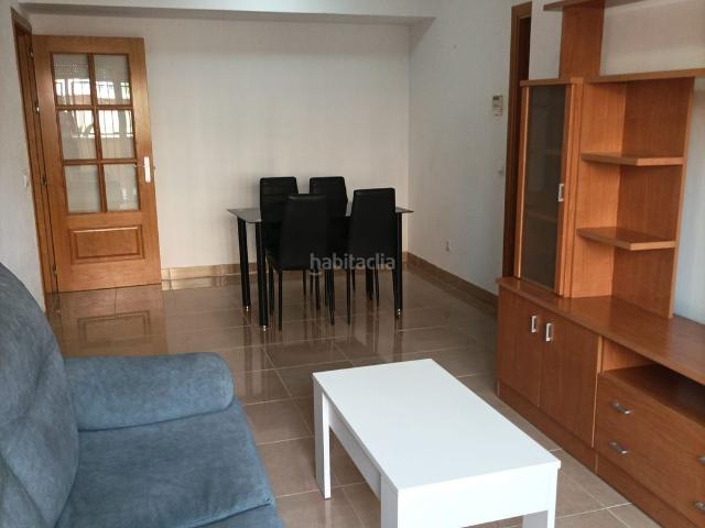 Piso en venta en Almería, Nueva Andalucía. Piso parcialmente amueblado con garaje y trastero. Residencial con piscina. Pisos.