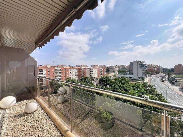 Piso en venta en Almería, San Luis. Piso exterior con terraza al parque Cocina de diseño Urbanización Premium. Pisos.