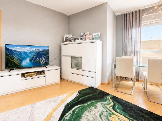 Piso en venta en Almería, San Luis. Piso listo para entrar a vivir junto a Hospital Bola Azul. Pisos.