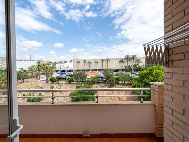 Piso en venta en Almería, San Luis. Vivienda luminosa en zona Av. MediterráneoCentro comercial Alcampo. Pisos.