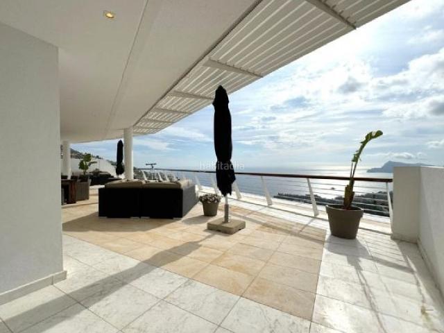Piso en venta en Altea, Mascarat. Este hermoso apartamento de 150 m2 tiene las mejores vistas al mar y un tamantildeo total de unos 275 m2 aproximadamente incluyend. Pisos.