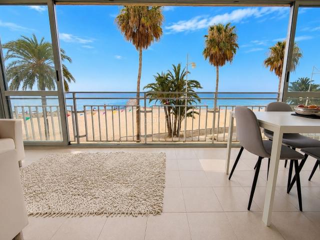 Piso en venta en Altea, Altea Ciudad. Despierta con espectaculares amaneceres mediterraacuteneos desde este precioso apartamento frente al mar bellamente renovado en el. Pisos.