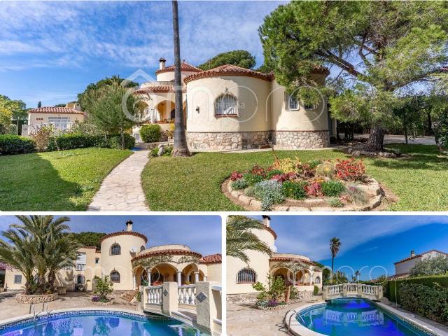 Piso en venta en Ametlla de Mar L´, Les Tres Cales Costa Dorada. Superficie total 343 m, chalet unifamiliar superficie solar 1024 m, superficie útil 182 m, habitaciones dobles 4, 4 baños, antigüe.