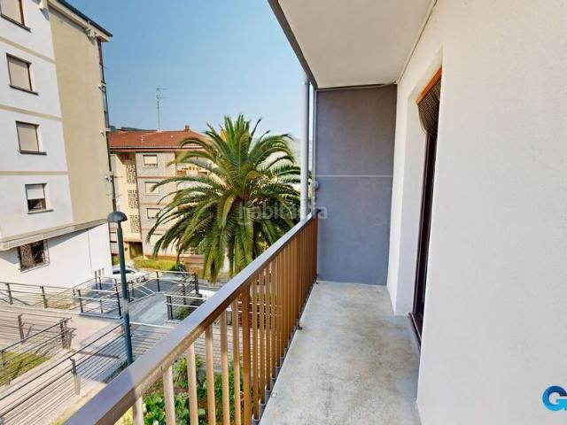 Piso en venta en Andoain. PISO DE 3 HABITACIONES EXTERIOR CON 2 BALCONES Y BONITAS VISTAS. Pisos.