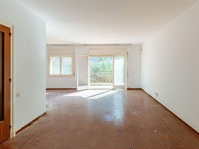 Apartamento en venta en Arenys de Mar, Centre. Oportunidad piso para reformar en Arenys de Mar, junto al centro y a 5 minutos de la playa. Apartamentos Arenys de.