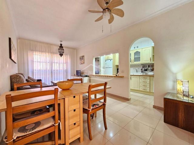 Piso en venta en Arona, Costa del Silencio. Apartamento 2 dormitorios en complejo con piscina cerca del mar. Pisos.