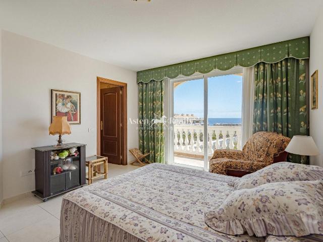 Piso en venta en Arona, Los Cristianos. APARTAMENTO FRENTE EL MAR EN PLAYA DE LOS CRISTIANOS. Pisos.