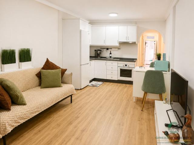 Piso en venta en Arona, Los Cristianos. Apartamento reformado de 59 m situado en el complejo Albatros, en Los Cristianos. Dispone de 2 dormitorios, 1 baño, cocina totalme. Pisos.