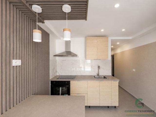 Piso en venta en Arona, Los Cristianos. Apartamento totalmente reformado y a estrenar en plena Avenida Suecia, en el centro de Los Cristianos. Dispone de 2 dormitorios, b. Pisos.