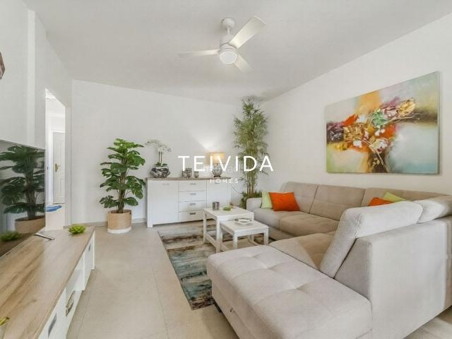 Piso en venta en Arona, Los Cristianos. Piso reformado de 3 dormitorios con terraza, piscina y garaje en Los Cristianos!. Pisos.
