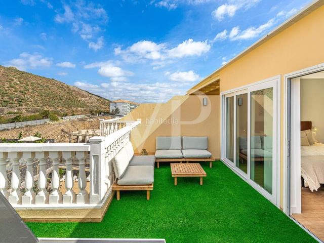 Piso en venta en Arona, Palm Mar. Ático renovado con elegancia en una ubicación tranquila de PalmMar. Pisos.