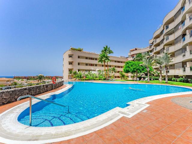 Piso en venta en Arona, Palm Mar. Apartamento reformado con impresionantes vistas al mar y a La Gomera en PalmMar. Pisos.