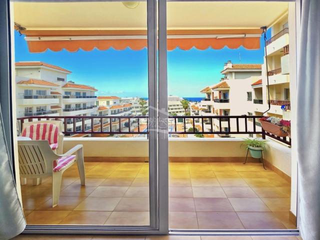 Piso en venta en Arona, Playa de las Américas. Apartamento con vistas al mar y garaje en Playa de Las Américas. Pisos.