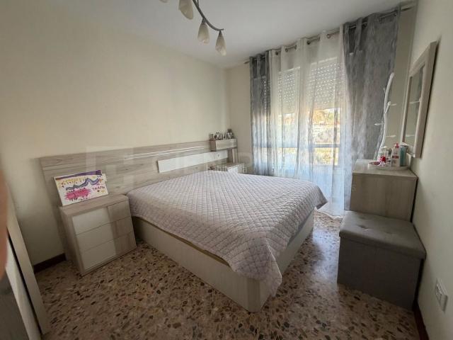 Piso en venta en Arnedo. Piso muy luminoso de 4 amplios dormitorios, salón, cocina independiente, baño reformado con plato de ducha, aseo, dos balcones y t. Pisos.