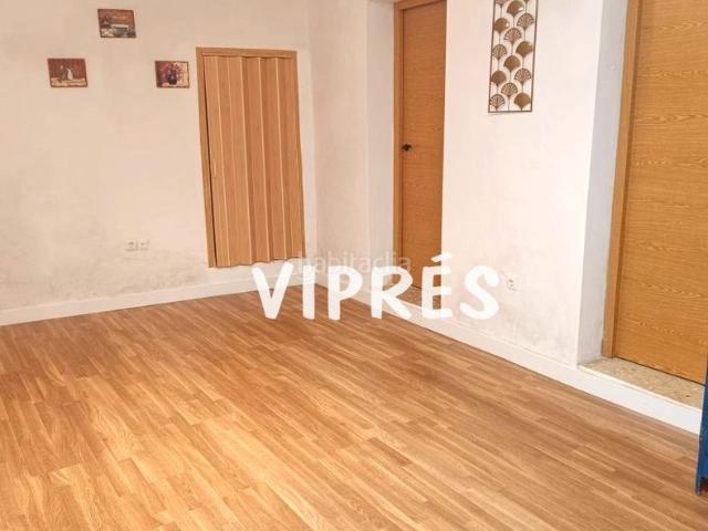 Piso en venta en Arroyo de la Luz. Mirad qué vivienda os traigo hoy!Espectacular casa en Arroyo de la Luz !Ideal para entrar a vivir.Cinco dormitorios, dos cuart. Pisos Arroyo de la.