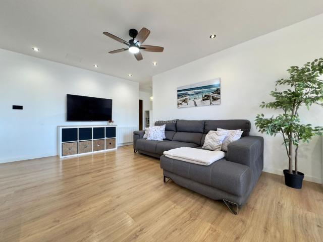 Piso en venta en Aspe, La Coca La Nia Vistahermosa. Completamente reformado de 110 m2 con terraza, vistas panorámicas, garaje y piscina en Jardines de San Ramón. Pisos.
