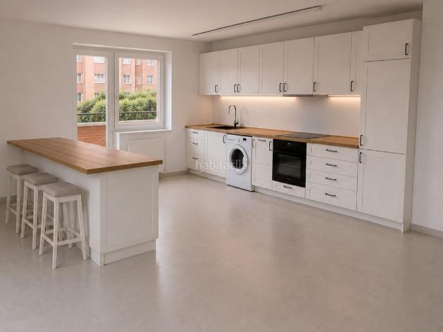 Piso en venta en Astillero El. Vivienda en proceso de reforma en el corazón de Astillero. Pisos Astillero.