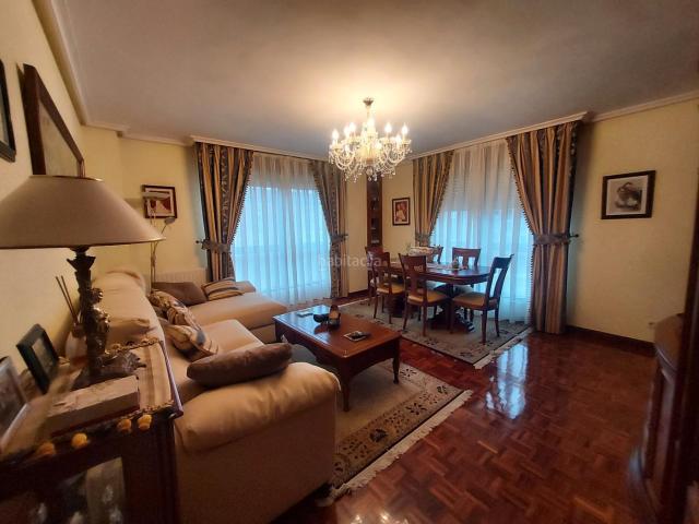 Piso en venta en Burgos, Villimar V1 V2 S3 S4 San Cristobal. Pisazo de cuatro dormitorios y dos baños. Garaje y trastero.Zona Villimar. Pisos.