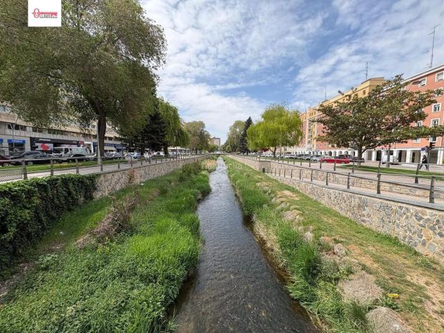 Piso en venta en Burgos, Reyes Católicos. Se vende piso en Reyes Católicos con garaje. Pisos.