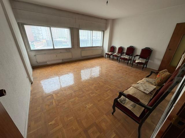 Piso en venta en Burgos, Reyes Católicos. Pisazo de 5 dormitorios en reyes Catolicos. Garaje. Pisos.